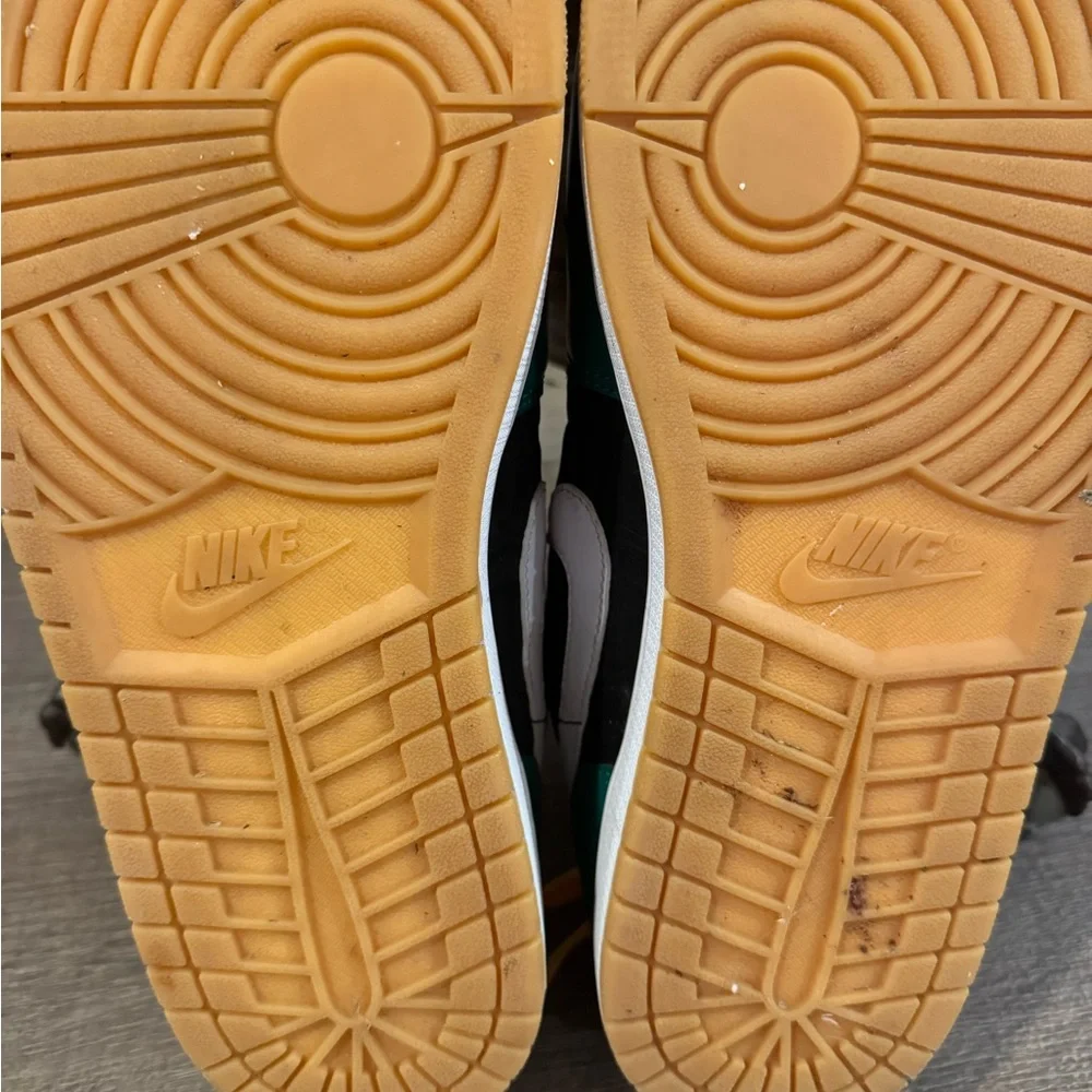 AIR JORDAN 1 LOW SE
"HOLIDAY SPECIAL - MALACHITE GREEN" - Picture 9 of 14